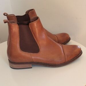 Classic Chelsea Ankle Boots in Tan Leather